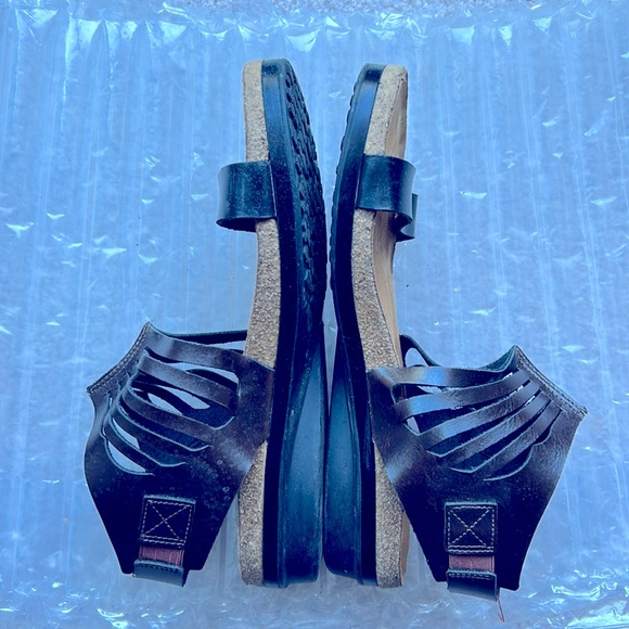 Naot women’s all leather, strapped sandals in black and brown. - Picture 2 of 6